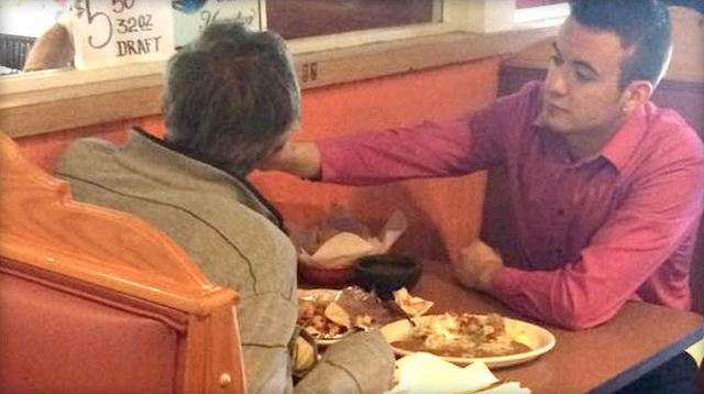 Waiter's Response to Customer Eating Without Hands is Food for the Internet Soul 