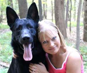 Police Officer Reaches Out to Help a Homeless Man and His Dogs 