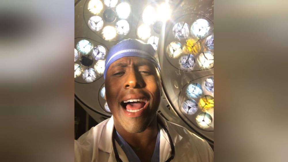 Doctor Stuns With Extraordinary Singing Voice Between Surgeries: 'Music is Medicine' 